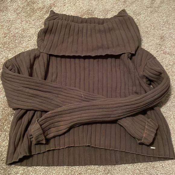 Guess cropped sweater. Size large - Picture 2 of 4